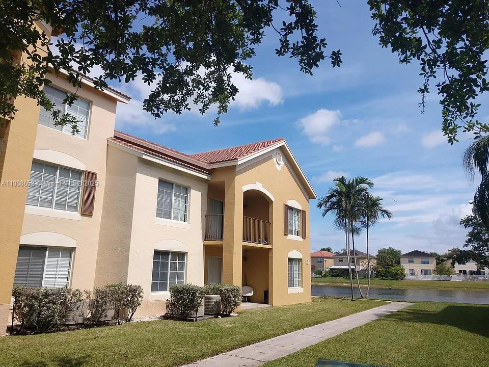 West Palm Beach Condo: The Villages of Palm Beach Lakes