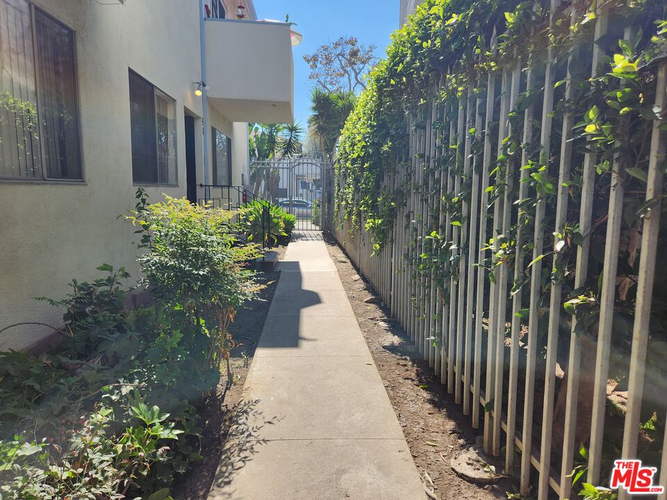 Los Angeles Condo: 8853 Alcott Street