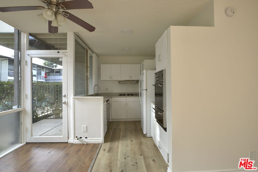 Los Angeles Condo: 11131 Rose Avenue