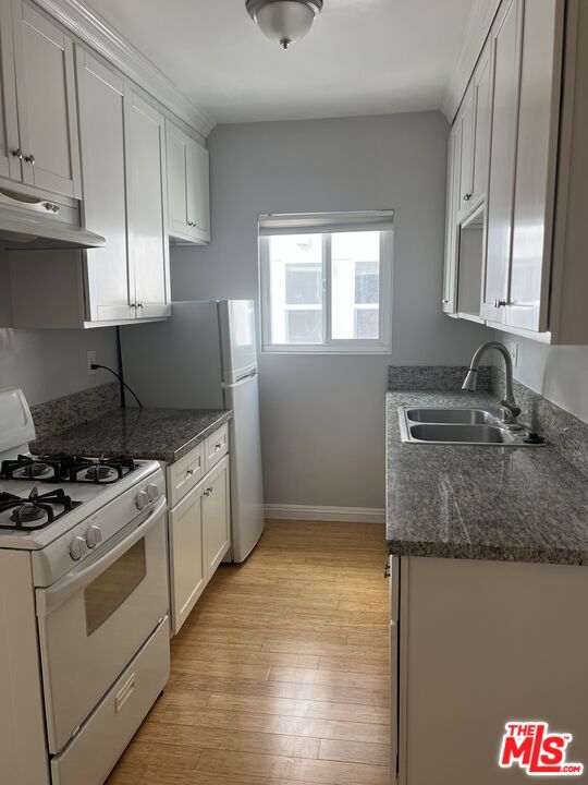 Los Angeles Condo: 233 North Park View Street