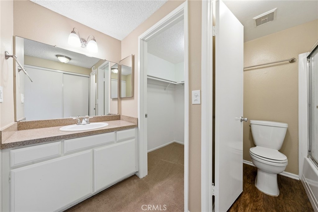 Orange Condo: 3340 East Collins Avenue