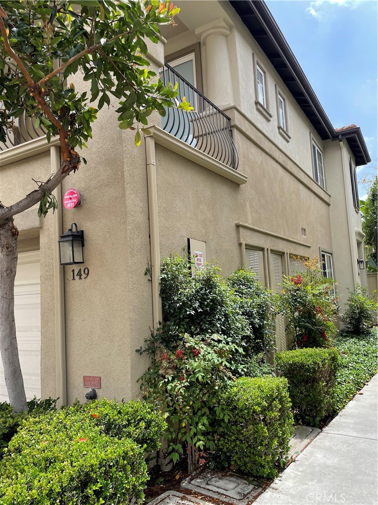 Irvine Condo: 149 Islington