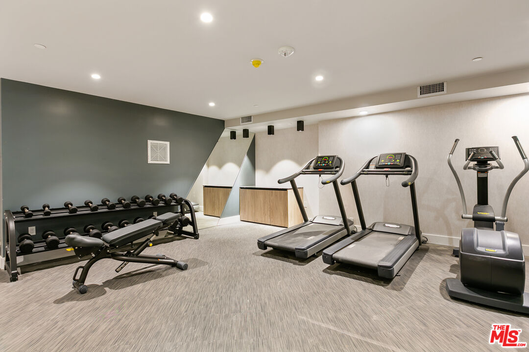 Los Angeles Condo: 12431 Rochester Avenue