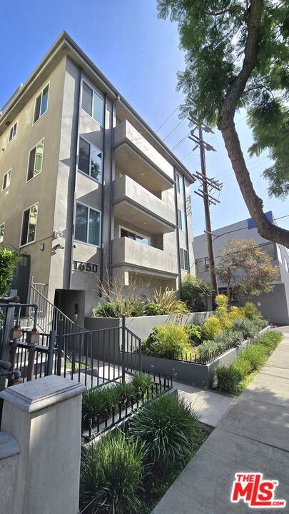 Los Angeles Condo: 1650 South Bentley Avenue