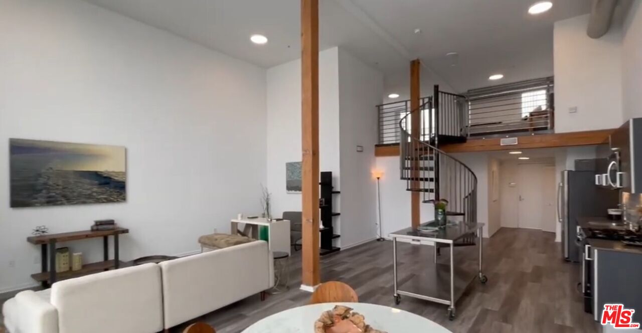 Los Angeles Condo: 4133 Redwood Avenue