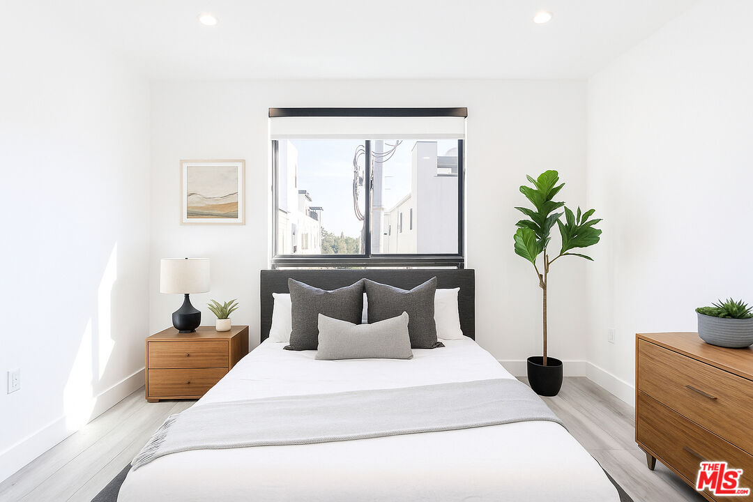 Los Angeles Condo: 11800 Courtleigh Drive