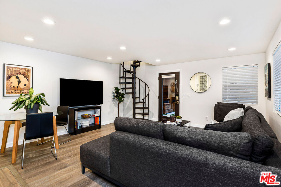 West Hollywood Condo: 717 Huntley Drive