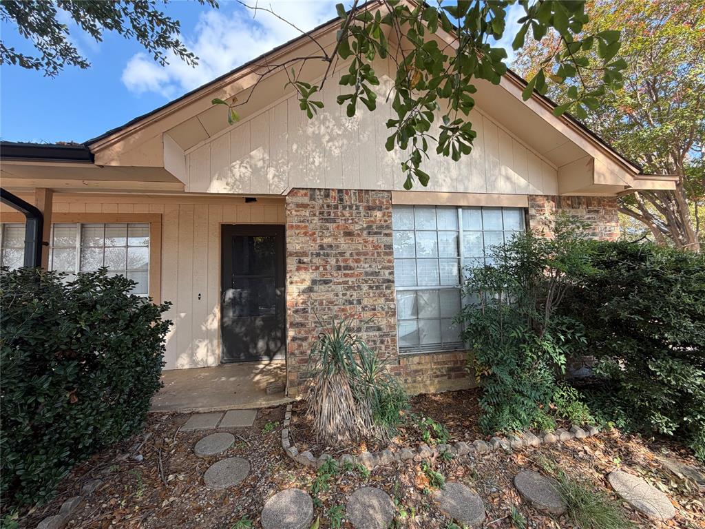 Euless Condo: 300 Bluegrass Lane