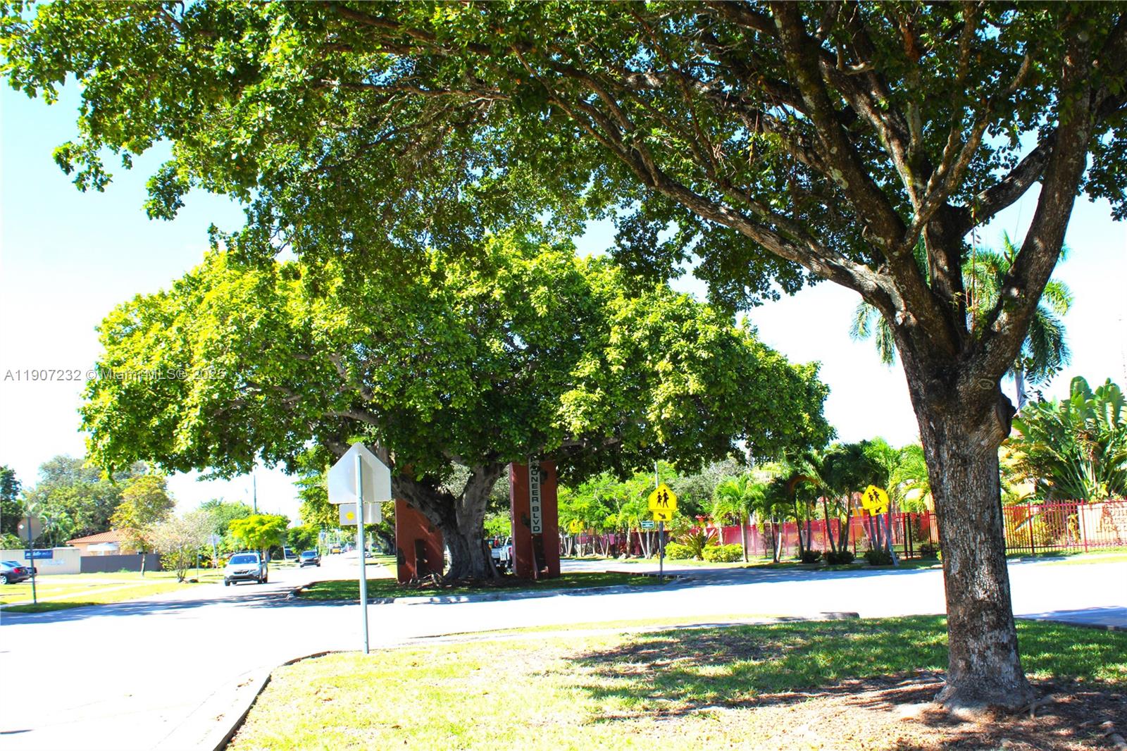 North Miami Condo: 13685 Northeast 10th Avenue