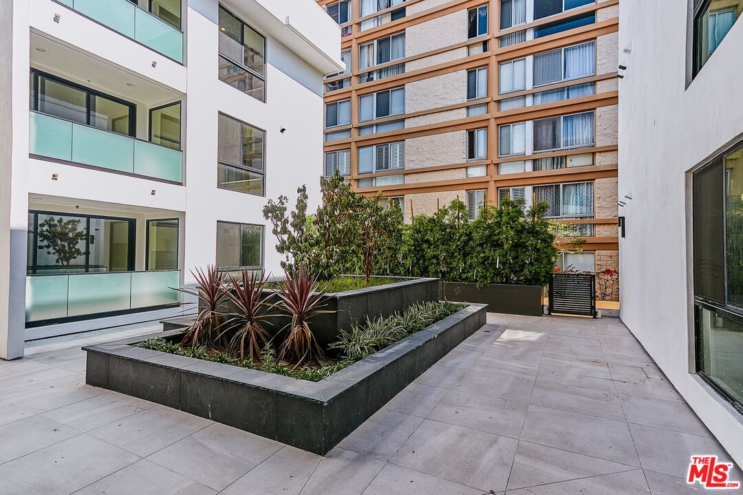 Beverly Hills Condo: 328 North Maple Drive