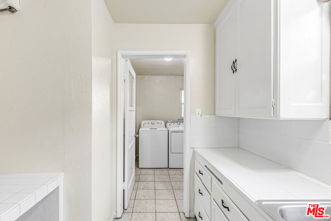 Los Angeles Condo: 3725 South Victoria Avenue