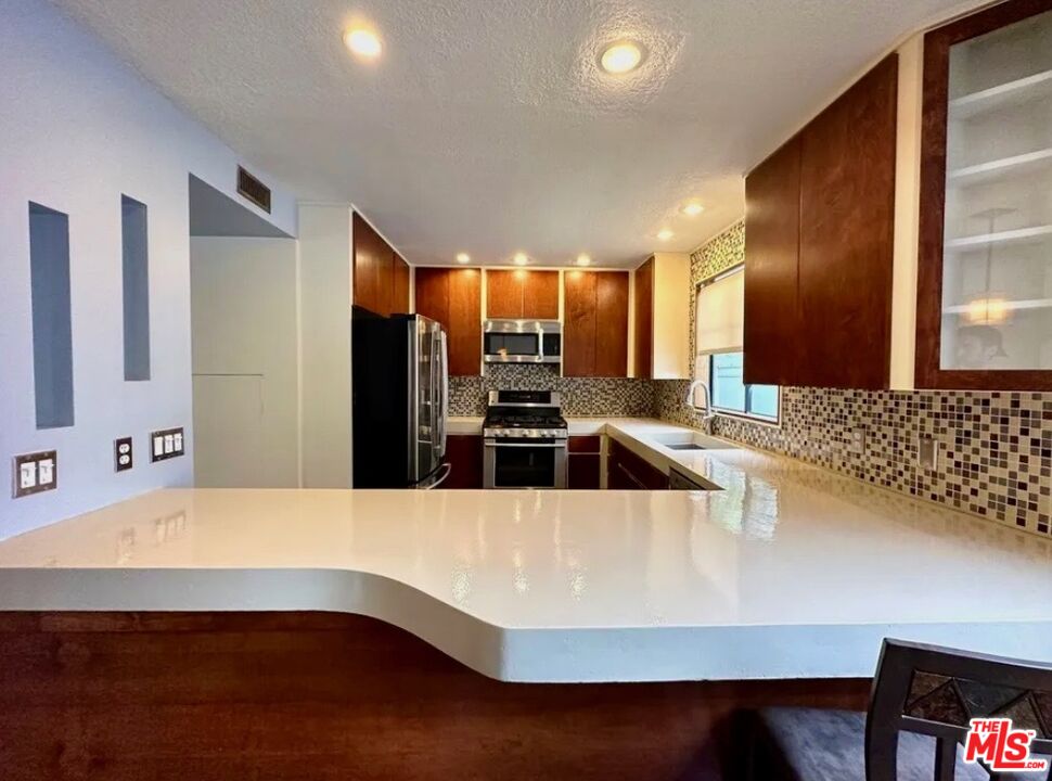 West Hollywood Condo: 805 North W Knoll Drive