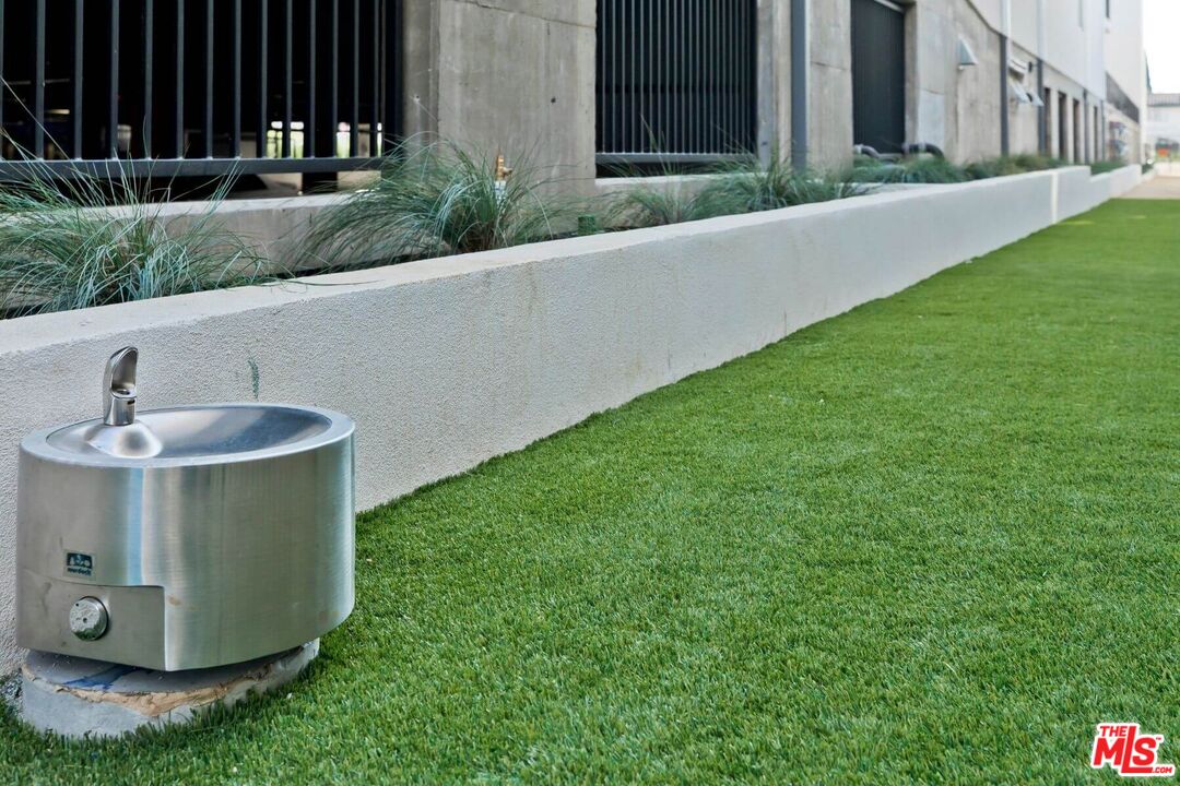 Los Angeles Condo: 525 North Wilton Place