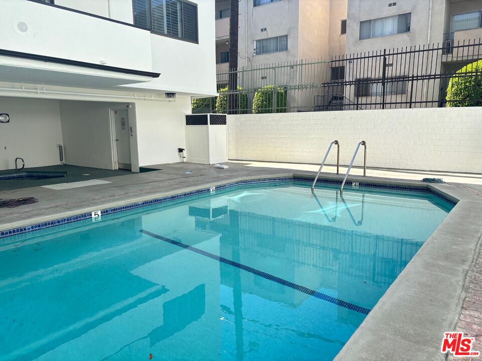 Los Angeles Condo: 8568 Burton Way