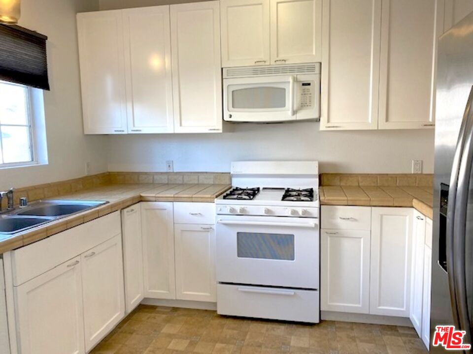 North Hollywood Condo: 5248 Satsuma Avenue