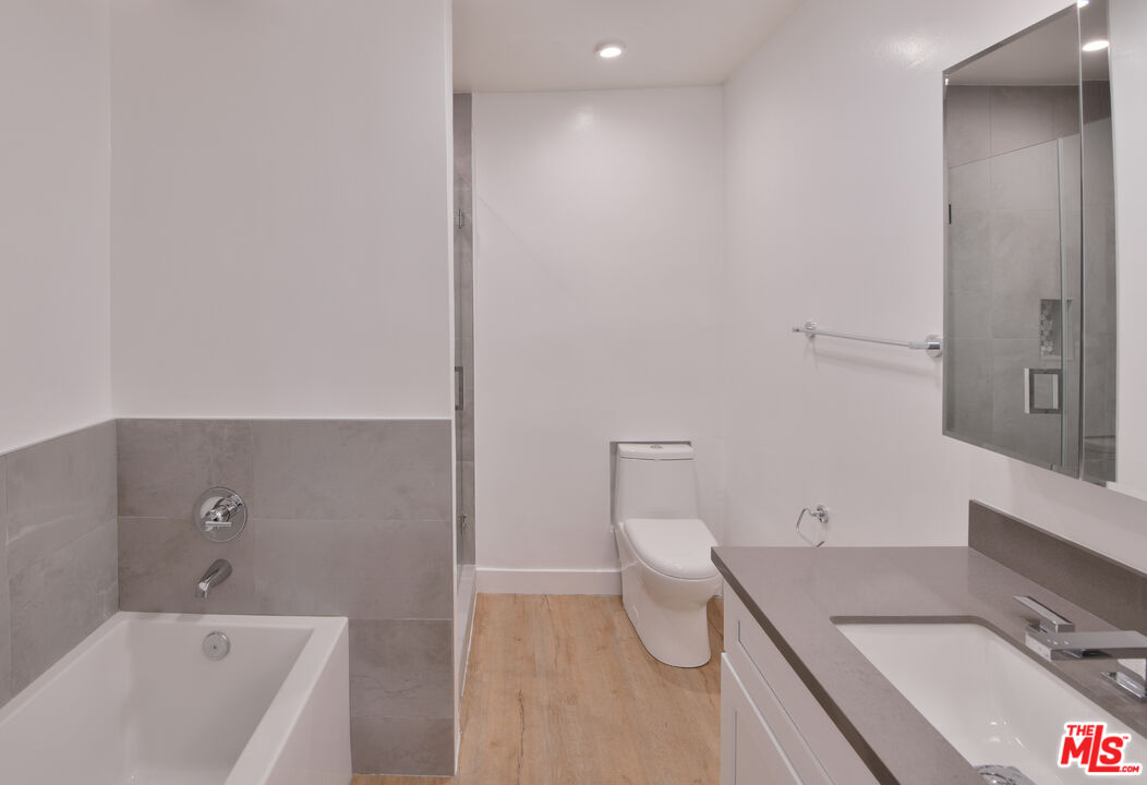 Beverly Hills Condo: 136 South Palm Drive