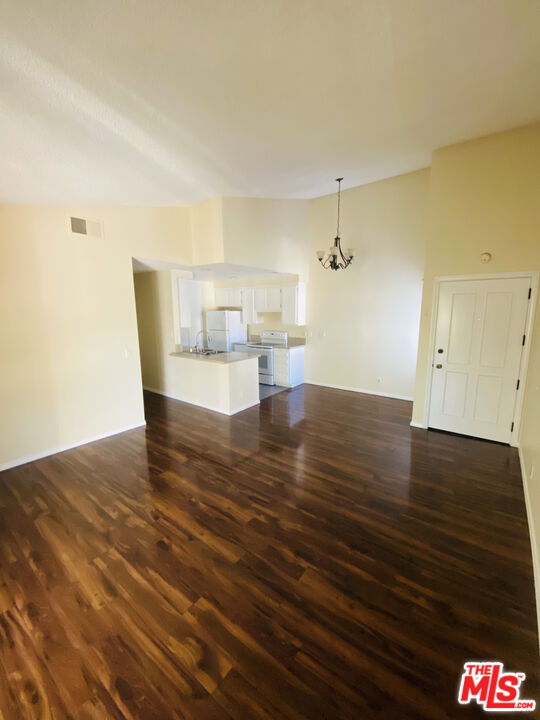 Inglewood Condo: 8725 Beckenham Lane
