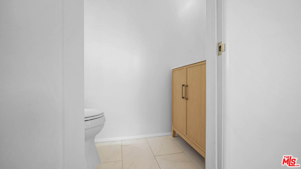 Los Angeles Condo: 5320 West 57th Street