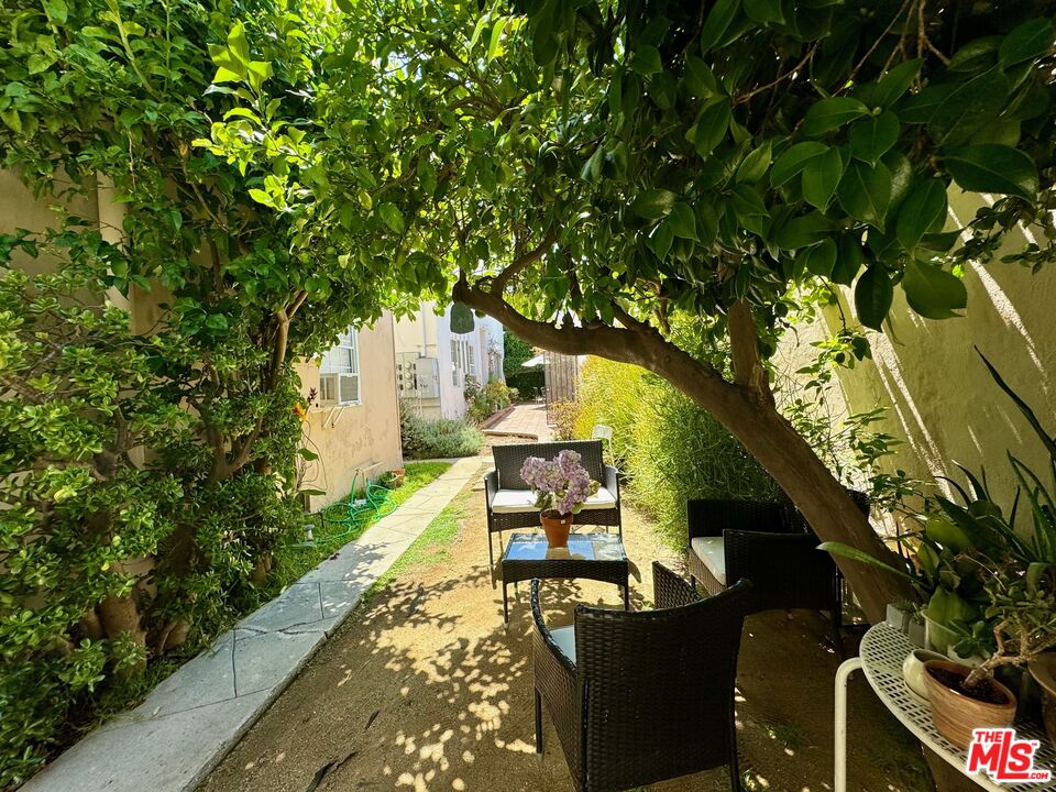 Beverly Hills Condo: 163 North Clark Drive