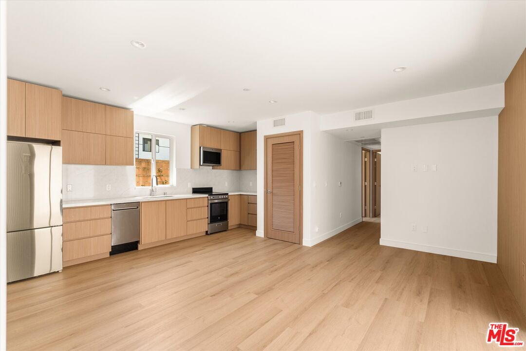 Sherman Oaks Condo: 5912 1/2 Mammoth Avenue