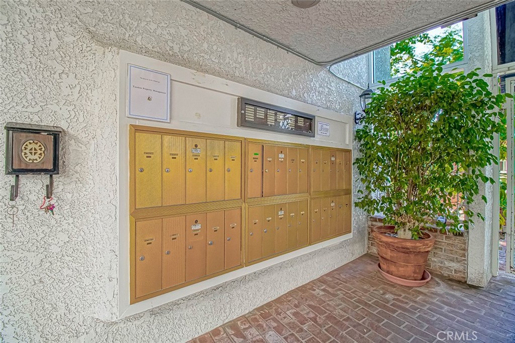 Encino Condo: 4950 Louise Avenue