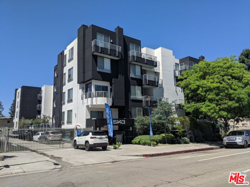 Encino Condo: 5143 White Oak Avenue