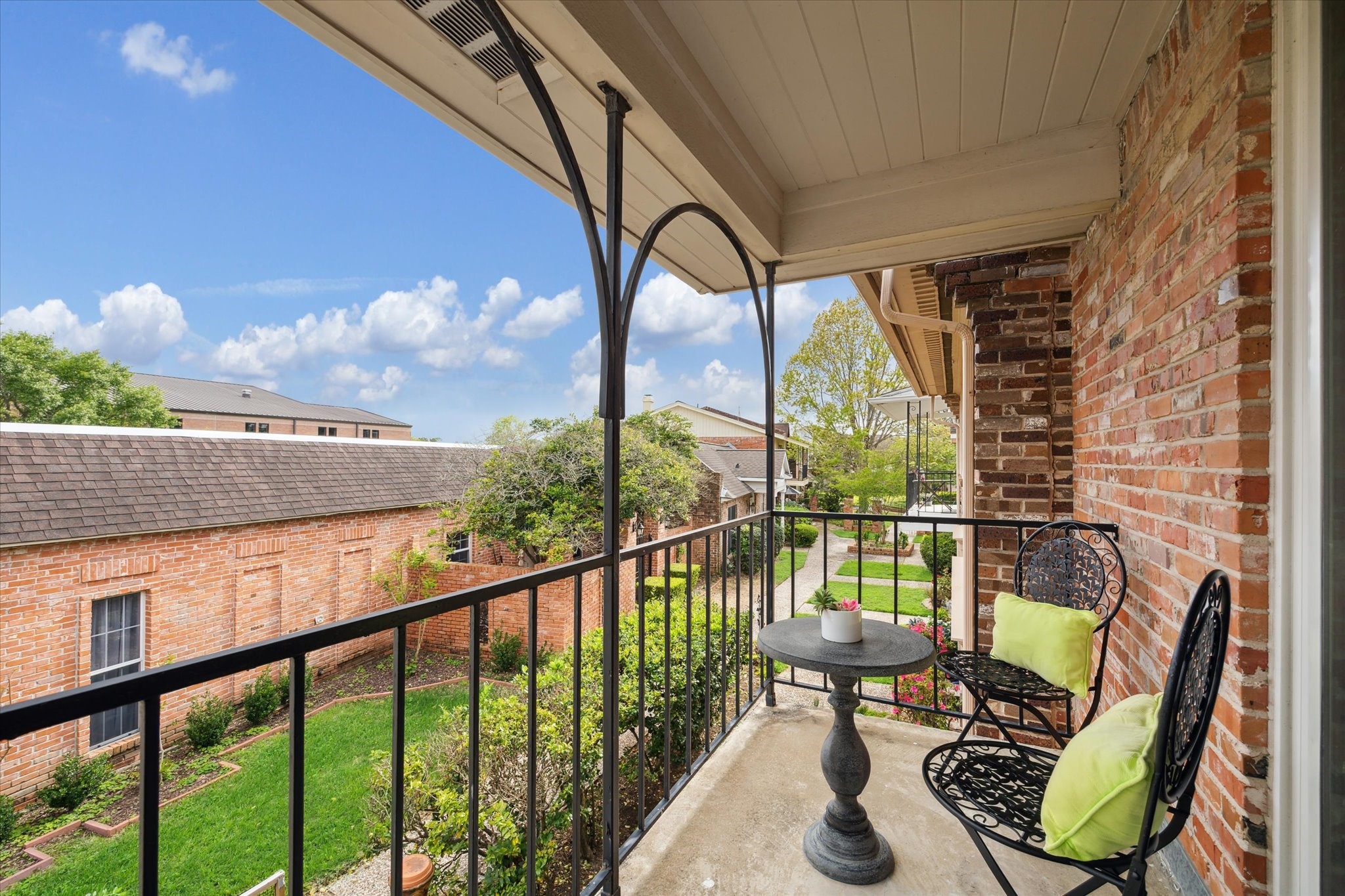 Houston Condo: 1880 Saxony Lane