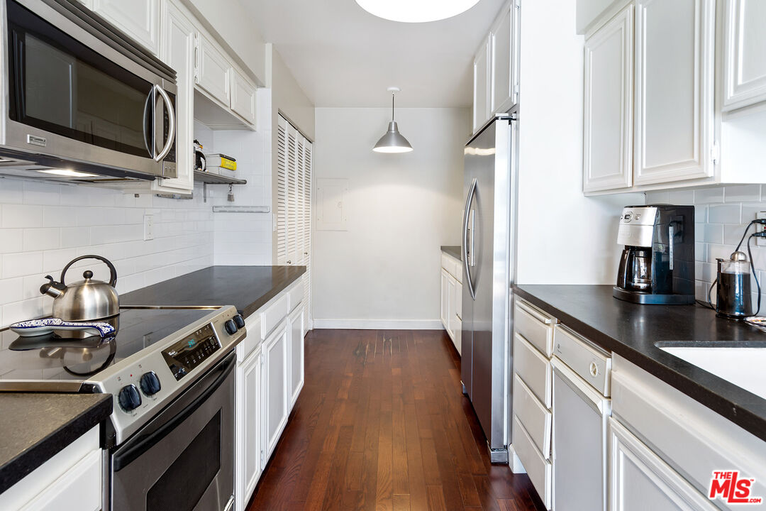 Los Angeles Condo: 1340 South Beverly Glen Boulevard