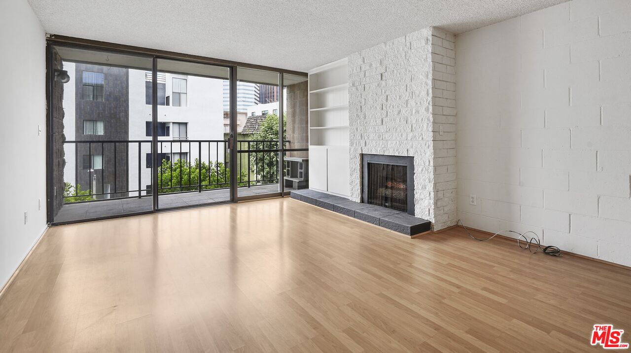 Los Angeles Condo: 10966 Rochester Avenue