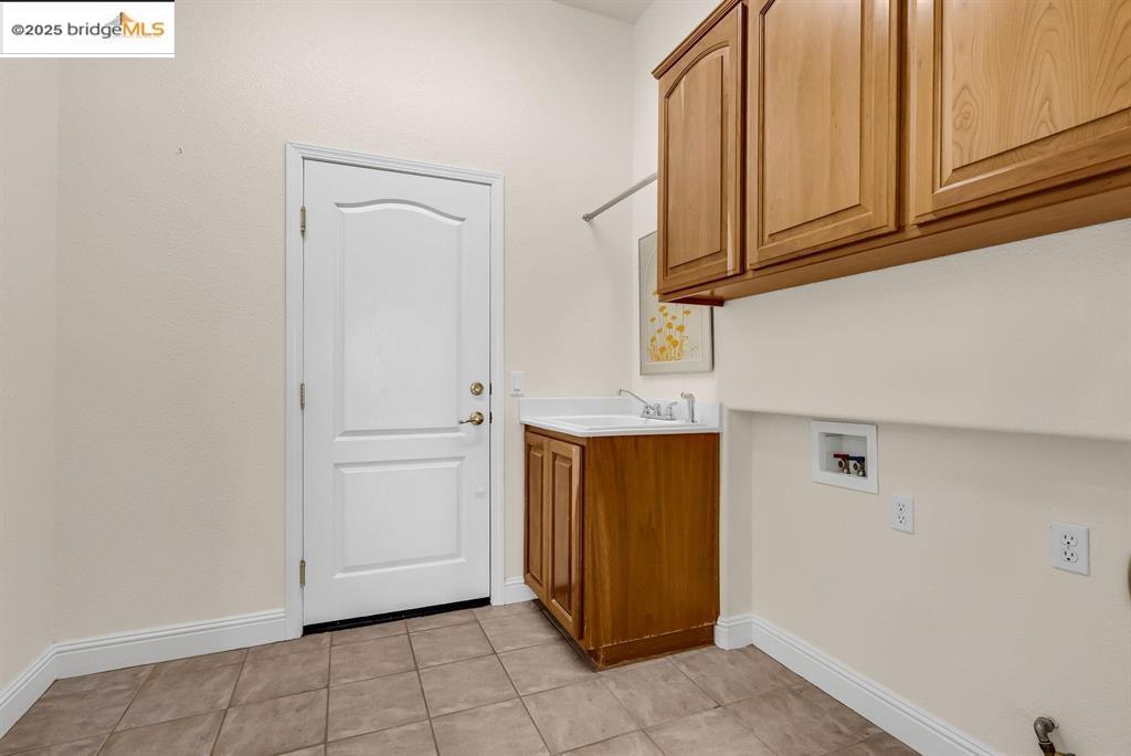 Brentwood Condo: 909 Suntan Lane