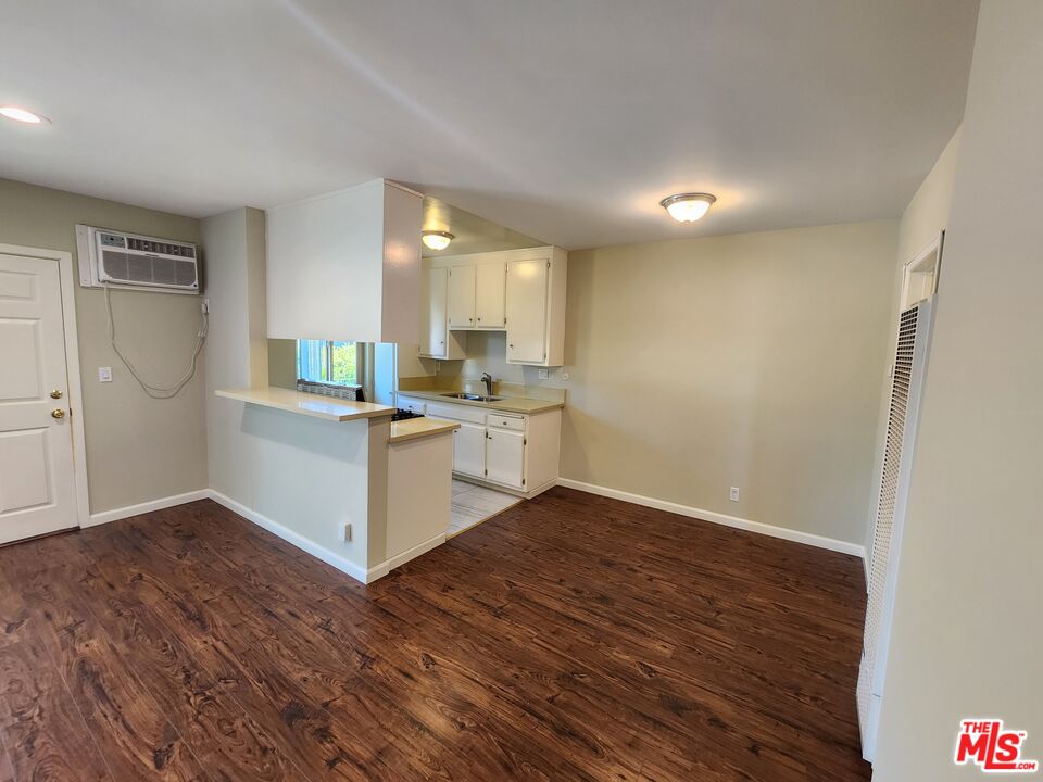 Los Angeles Condo: 7925 Vineland Avenue