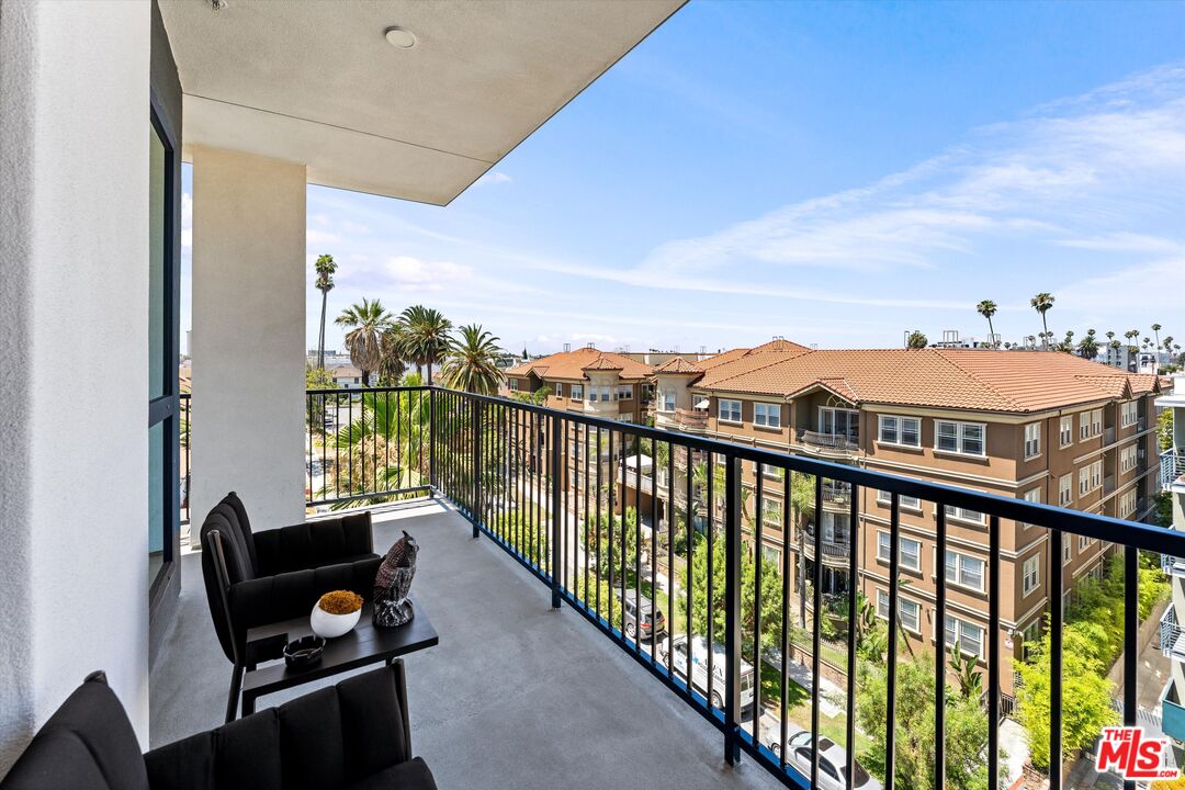 Los Angeles Condo: 904 South New Hampshire Avenue