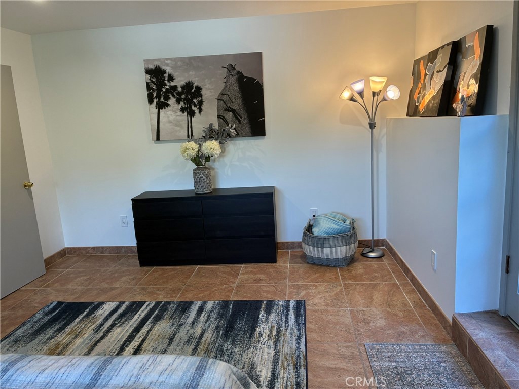 Los Angeles Condo: 2440 North Gower Street