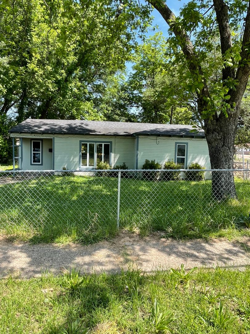 Shreveport House: 405 W 76th Street