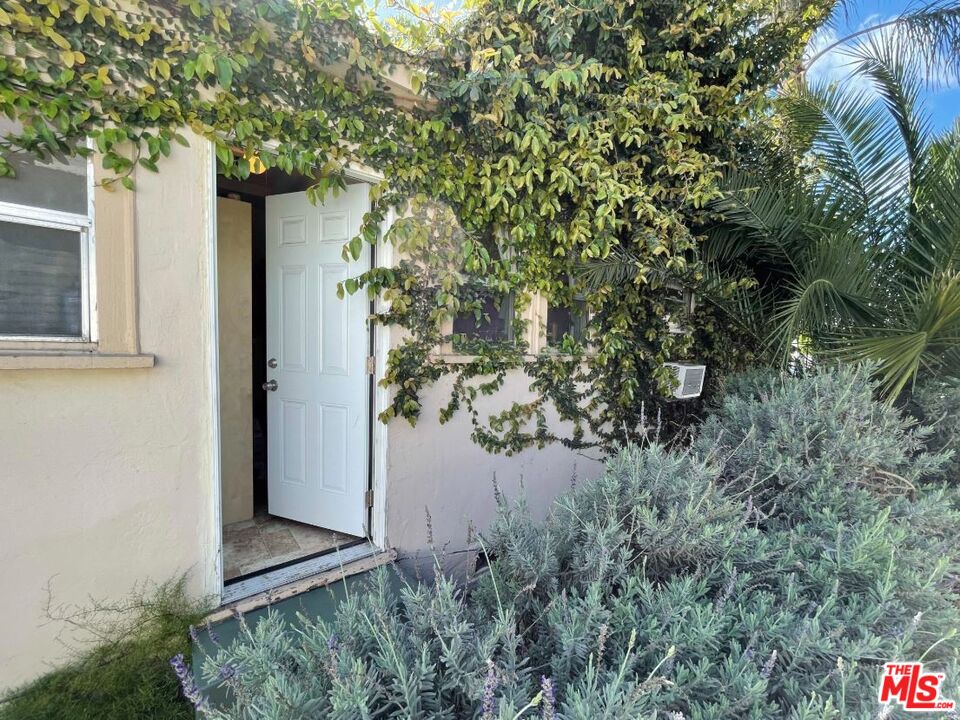 Los Angeles Condo: 1320 North Harvard Boulevard