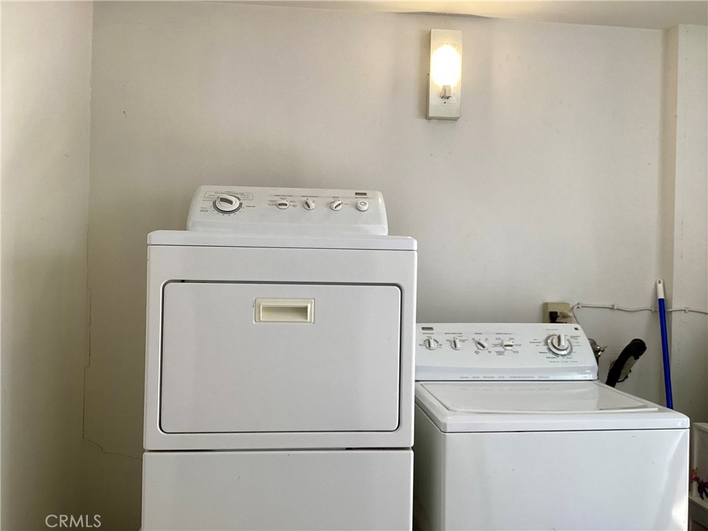 Encino Condo: 5145 Yarmouth Avenue