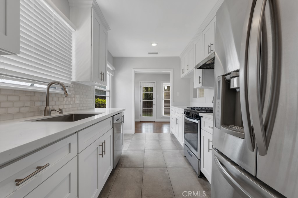 Reseda Condo: 18350 Lorne Street