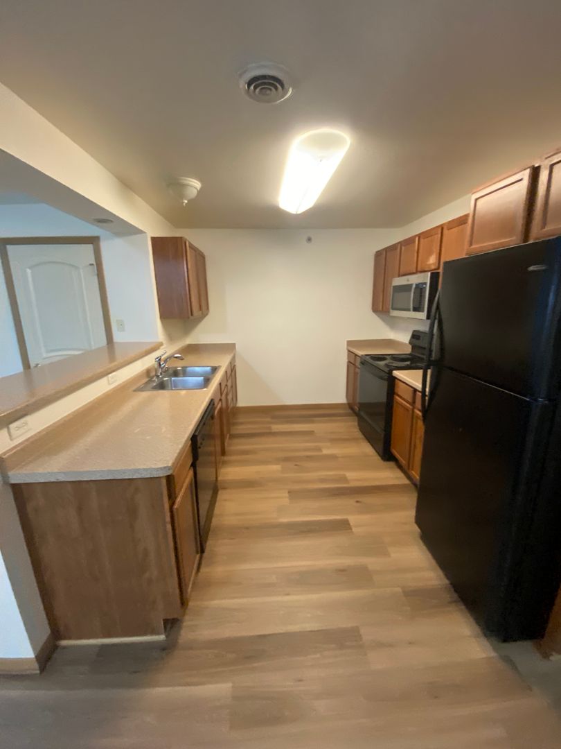 STOUGHTON Apartment: 2125 MCCOMB Rd