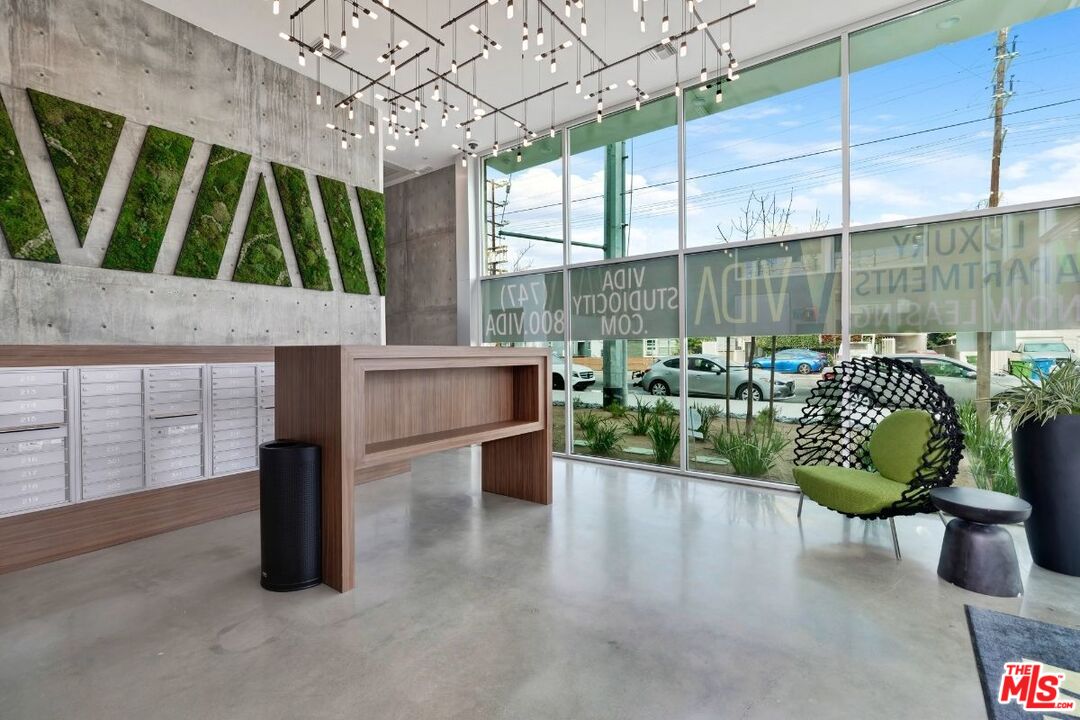 Los Angeles Condo: 11036 Moorpark Street