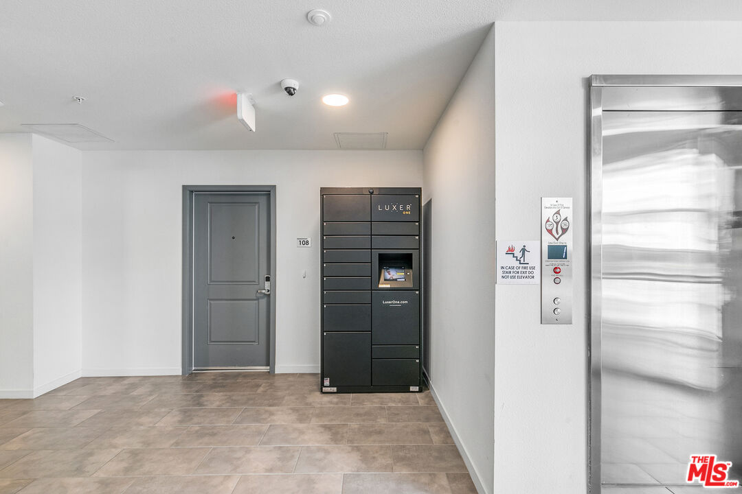 Toluca Lake Condo: 10824 Blix Street