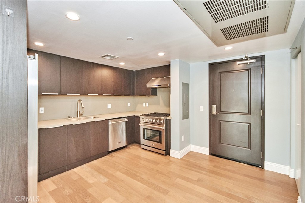 Los Angeles Condo: 2939 Leeward Avenue