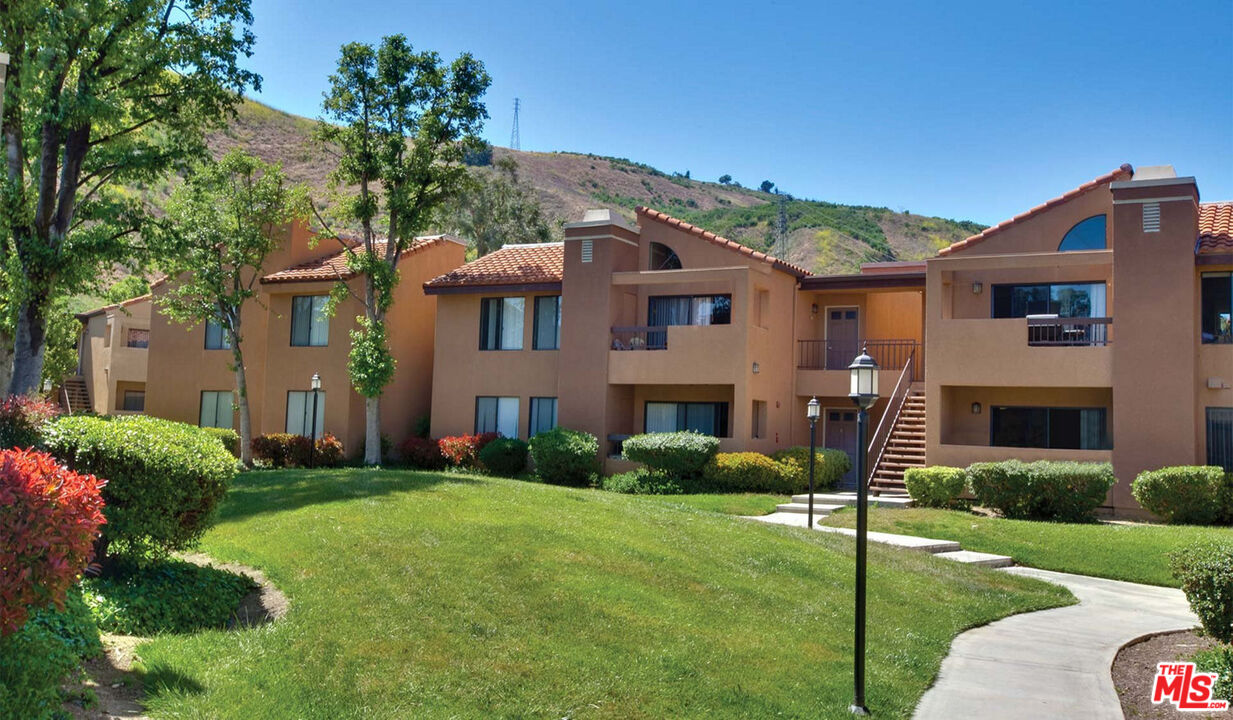 Calabasas Condo: 5758 North Las Virgenes Boulevard
