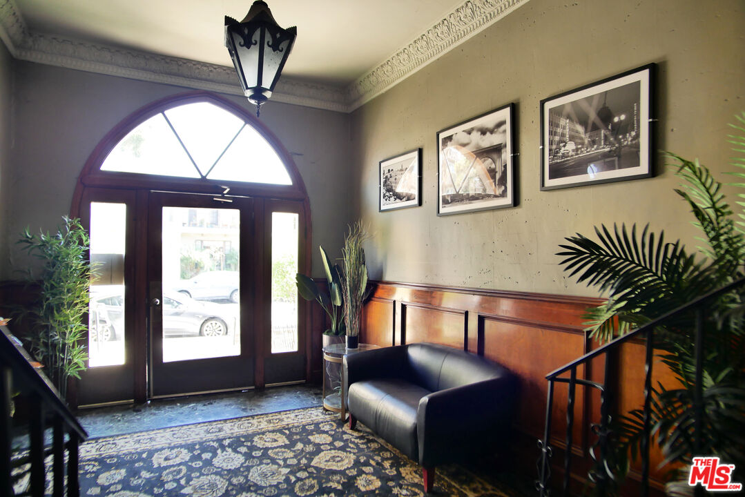 Los Angeles Condo: 611 South Cloverdale Avenue