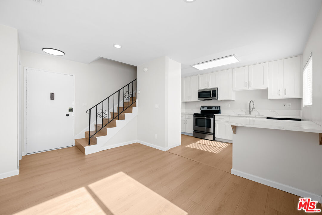 Los Angeles Condo: 1206 South Holt Avenue