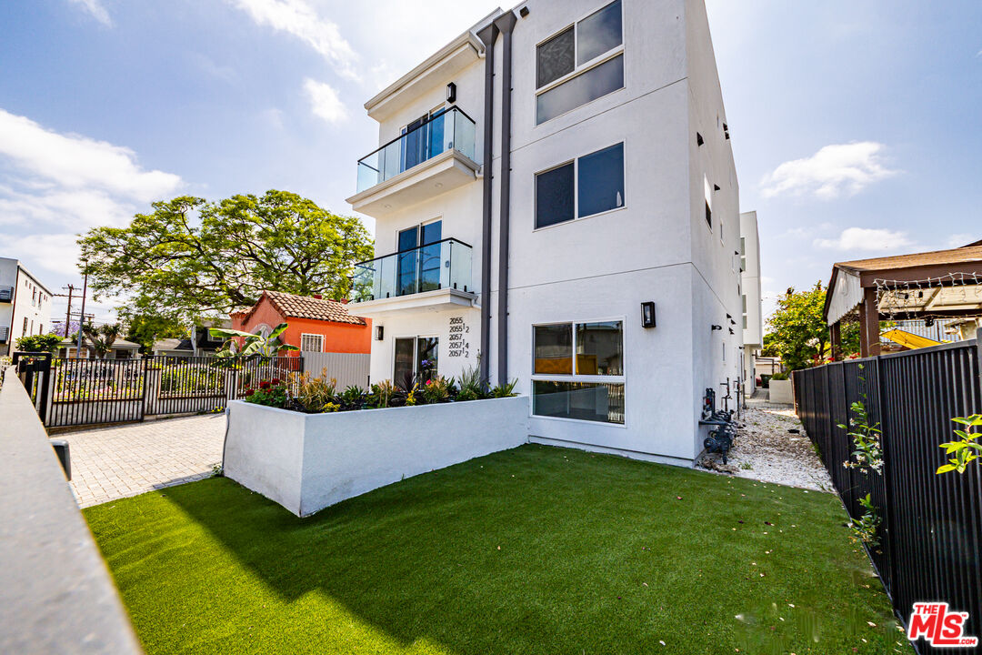 Los Angeles Condo: 2055 1/2 South Garth Avenue