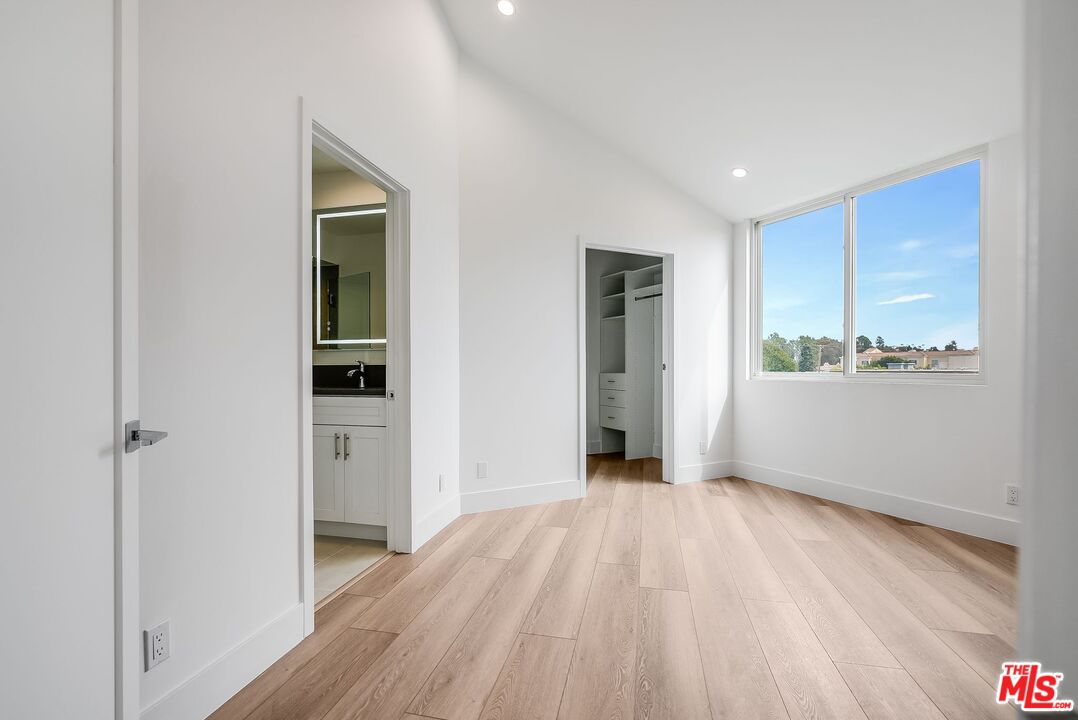 Los Angeles Condo: 11675 Darlington Avenue