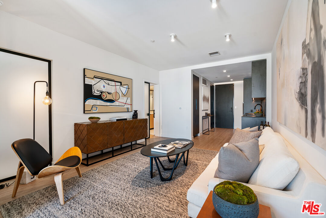 Los Angeles Condo: 3688 Overland Avenue