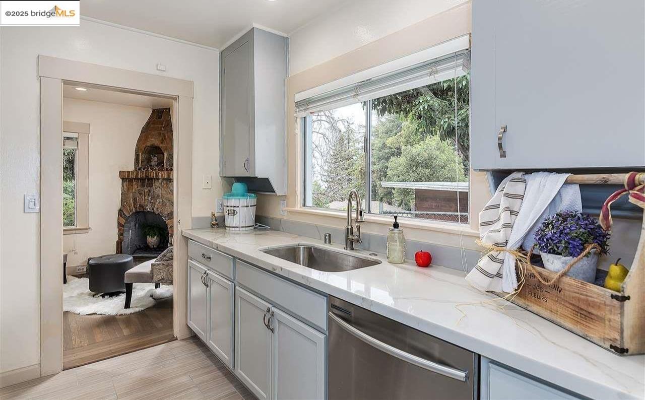 Oakland Condo: 6454 Mokelumne Avenue