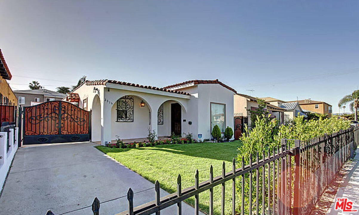 Los Angeles Condo: 2315 South Cochran Avenue