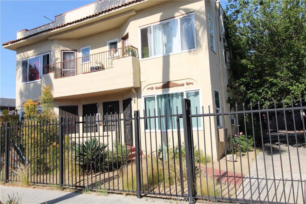 Huntington Park Condo: 7024 Middleton Street